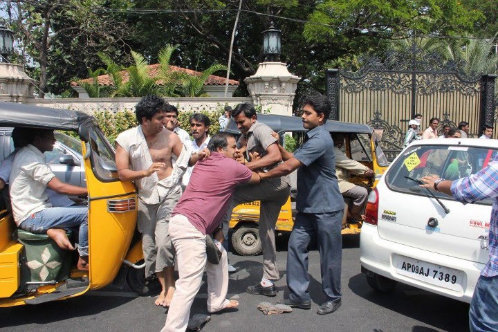 Ram Charan Security Beats Software Engineers, Ram Charan Teja's bodyguards beat two men at crossing       